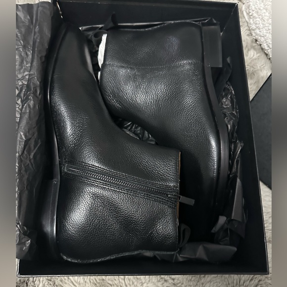 Hugo Boss Men’s Pebbled Leather Modern Zip Chelsea Boot (003) - Picture 8 of 11